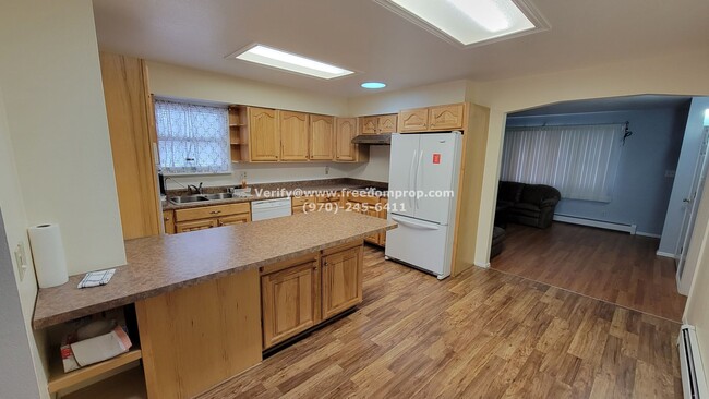 Building Photo - Large 4 bedroom 2 bath Ranch style Home