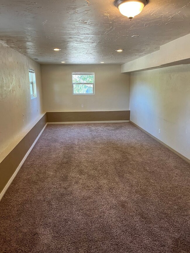 Building Photo - 3 Bed 1 Bath Downstairs unit.