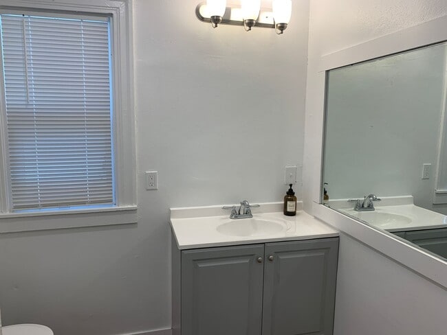 Building Photo - MOVE-IN SPECIAL!!!!  $500 OFF OF THE 1ST MONTHS RENT Charming 3-Bedroom Home for Rent - Please re...