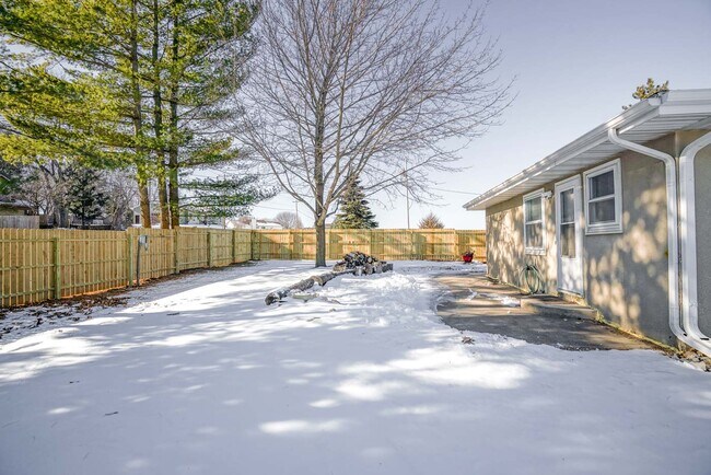 Building Photo - 4686 Capitol View Rd