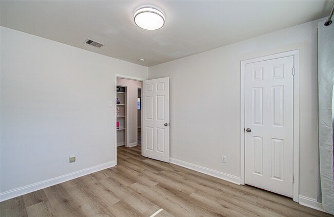 Building Photo - 5926 Ettrick Dr