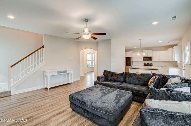 Building Photo - ***Special Offer*** Single Family Home in Desirable Neighborhood