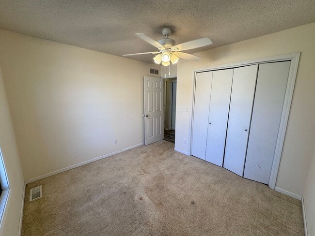 Building Photo - 5 Bedrooms!