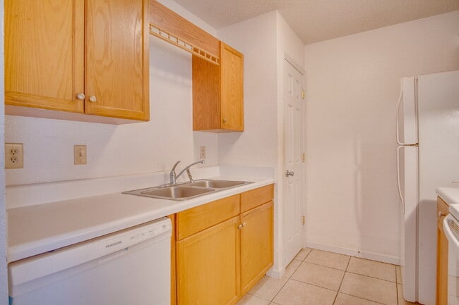 Building Photo - Pet-friendly Spacious Vinyl-Sided 2BR Apartment in Gulf Breeze