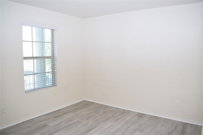 Building Photo - 2021 Pitkin Dr