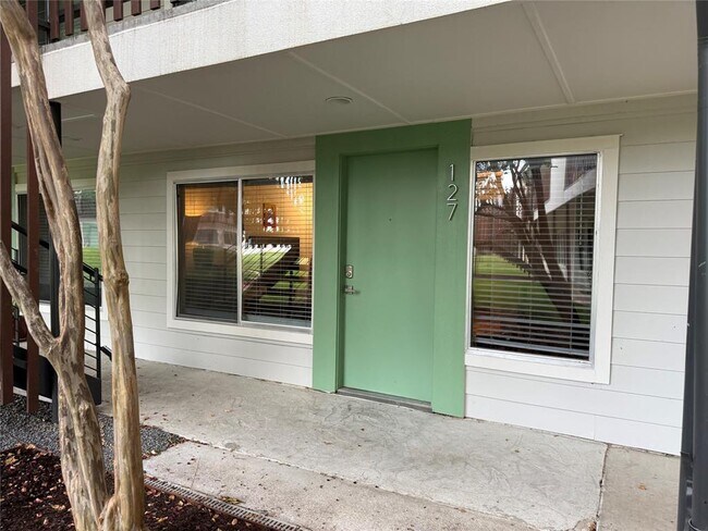 Building Photo - 2200 Dickson Dr
