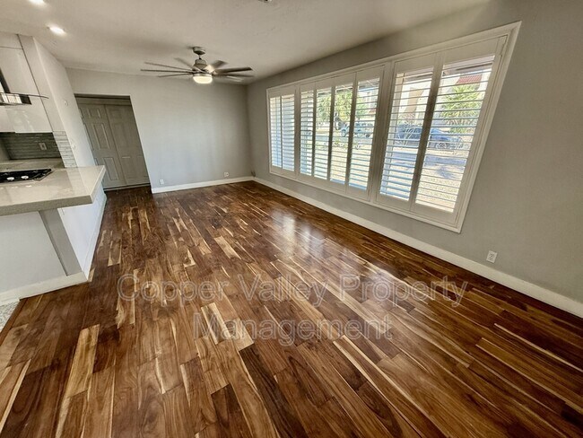 Building Photo - 501 W Glenrosa Ave
