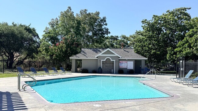 Building Photo - 1100 Sunshine Cir