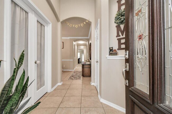 Building Photo - 2103 Breezeway Ln