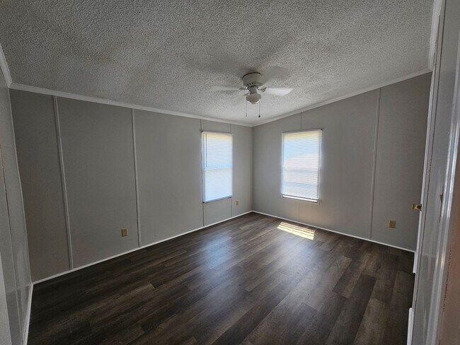 Building Photo - NEW LISTING!!!!!