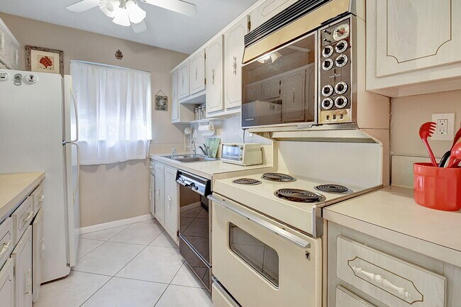 Building Photo - 1165 S Drive Cir