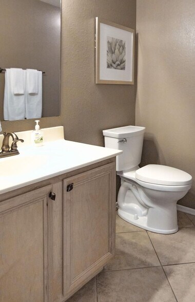 Building Photo - 1541 E Peregrine Trail