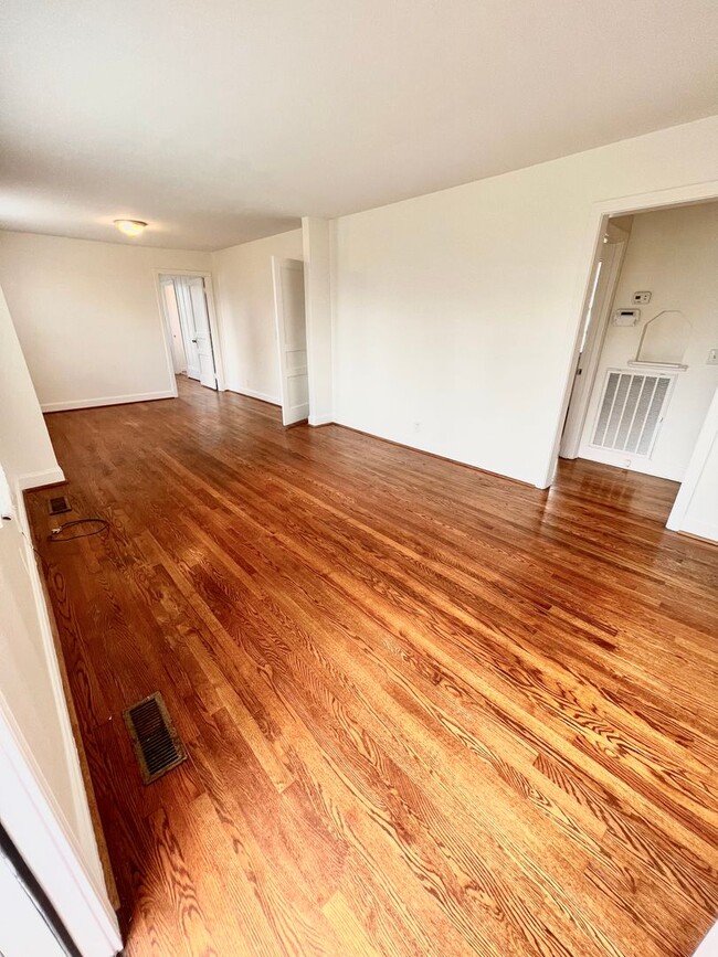 Building Photo - Madison Stunner! 3 Bed 2 Bath House W/ Fen...