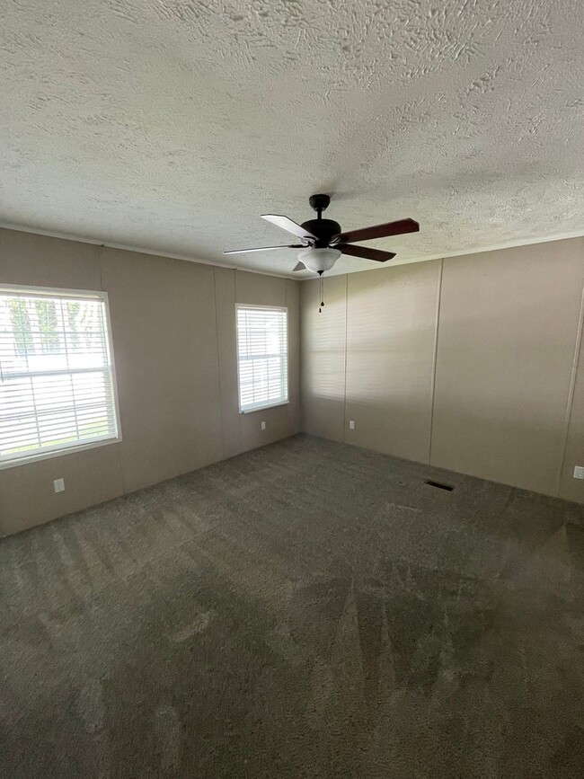 Building Photo - Unfurnished 3 Bedroom 2 Bathroom House in ...