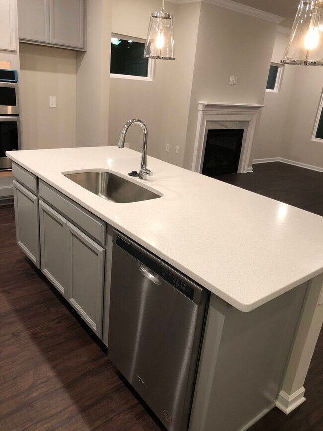 Building Photo - Modern 5 Bed | 3 Bath House in Cary