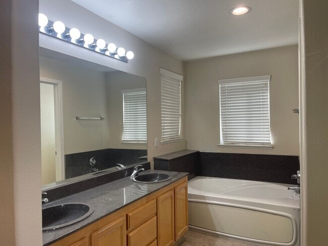 Building Photo - 2733 Sunflower Cir