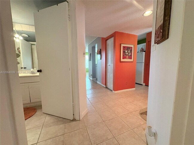 Building Photo - 929 Coral Club Dr