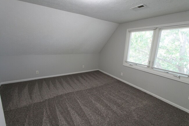 Building Photo - Large 5 Bedroom Home! Available Now.  Plen...