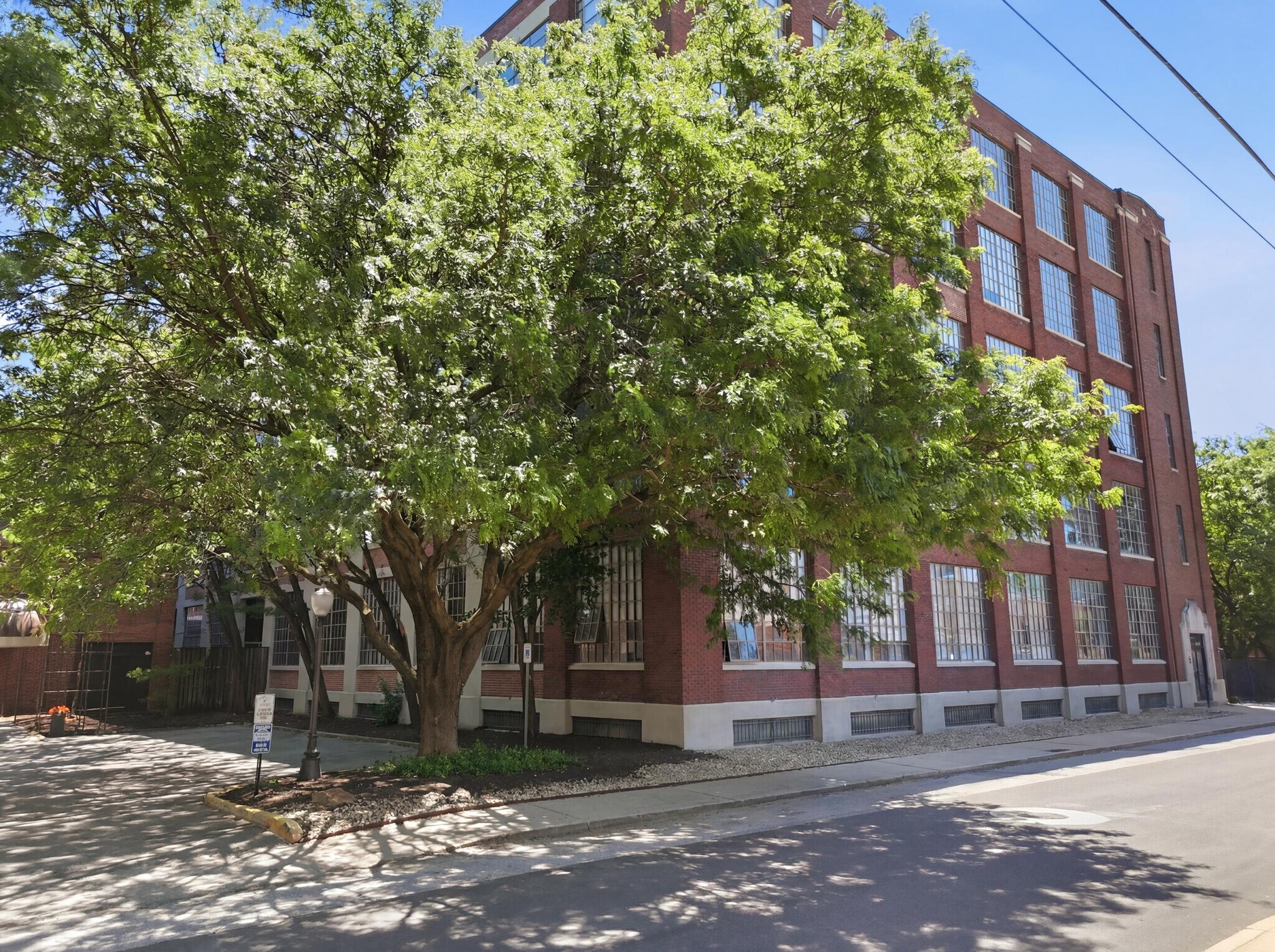Building Photo - 611 N Park Ave