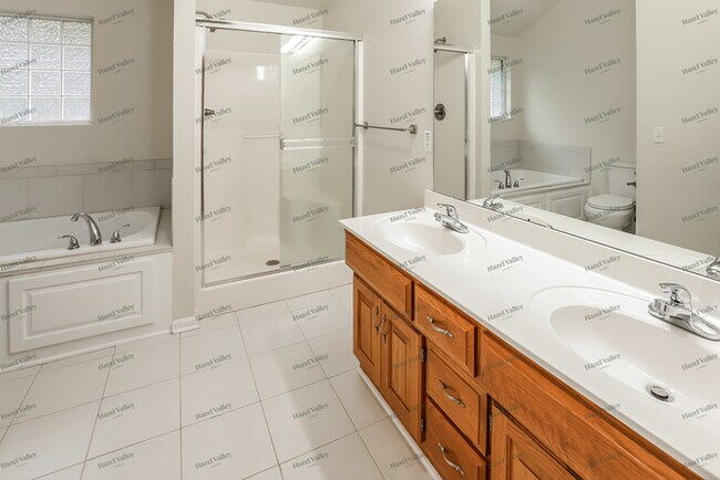 Building Photo - 9735 N Willow Ave