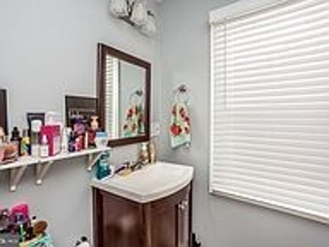 Building Photo - Gorgeously Renovated Upper Fells Point 2bd...