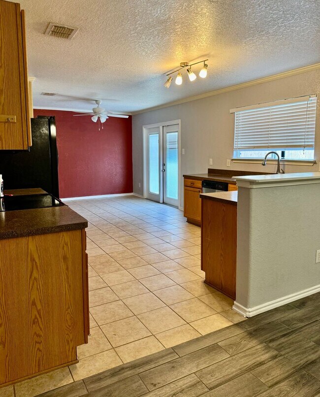 Building Photo - 204 Gatewood Oak