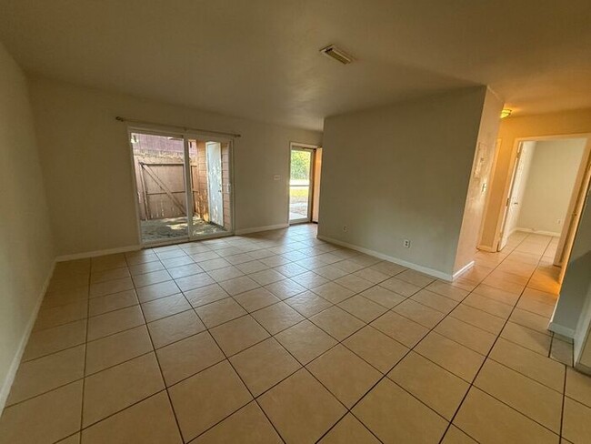 Building Photo - Gulf Breeze - Greenbriar Estates- 2 bedroom, 1 bathroom - water and lawn care included