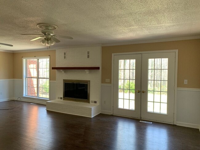 Building Photo - Amazing 4 Bedroom, 3 Bath Home With 2 Kitc...
