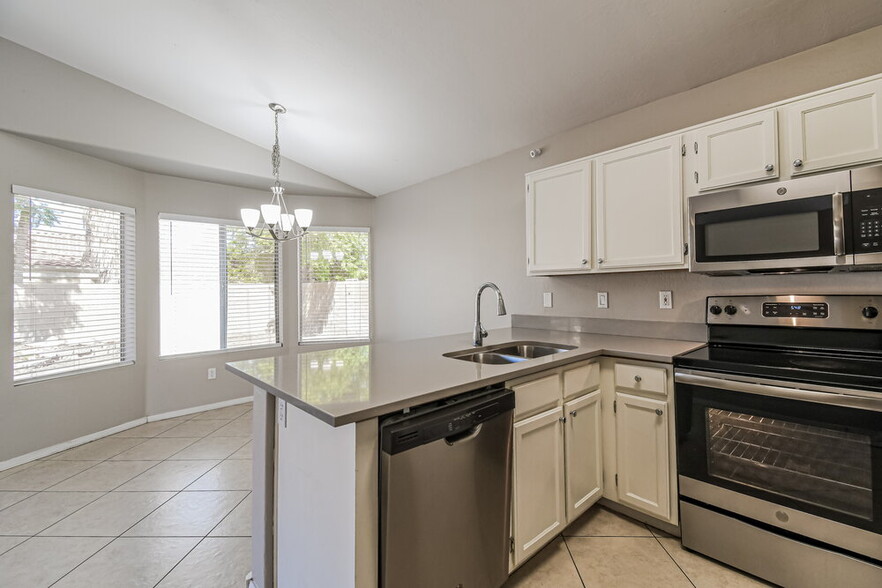 Building Photo - 1042 N Blackbird Dr