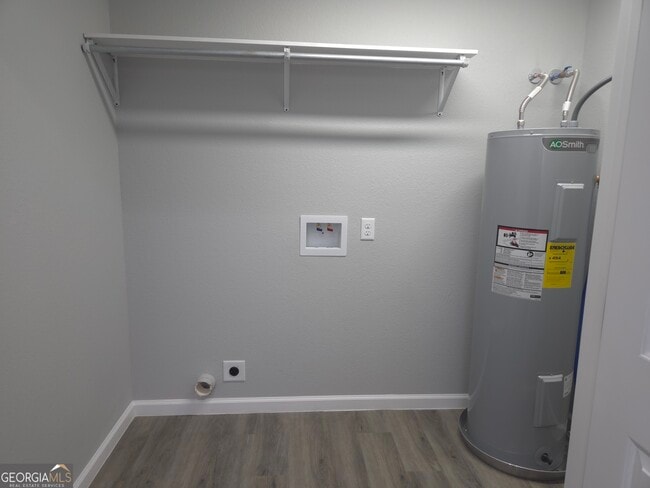 Building Photo - 401 E 7th St