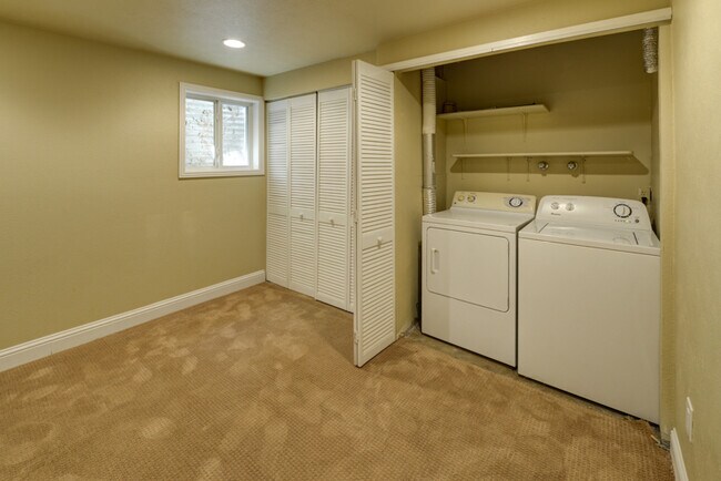 Building Photo - Updated 3 Bed 2.5 Bath North Boulder Townhome!