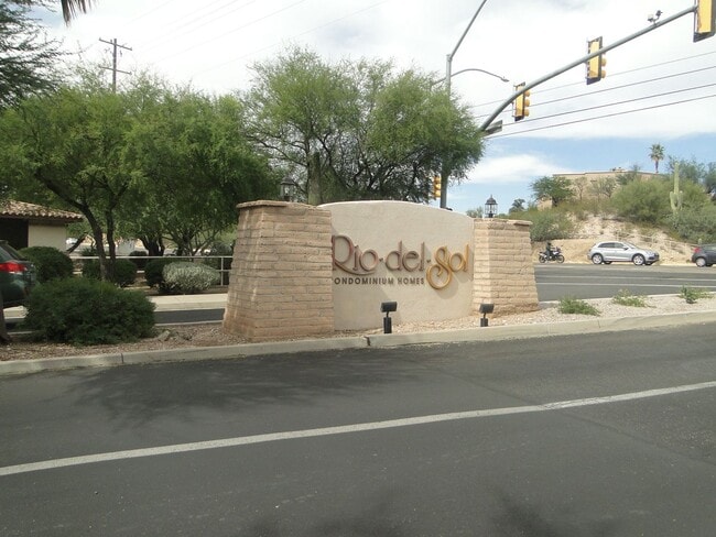 Building Photo - Move-In Special - 2bed/2bath Foothills Rio...