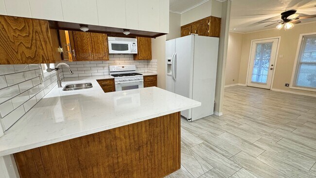 Building Photo - 112 Crestview Dr