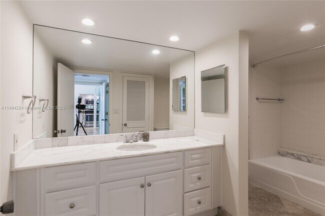 Building Photo - 2100 S Ocean Ln