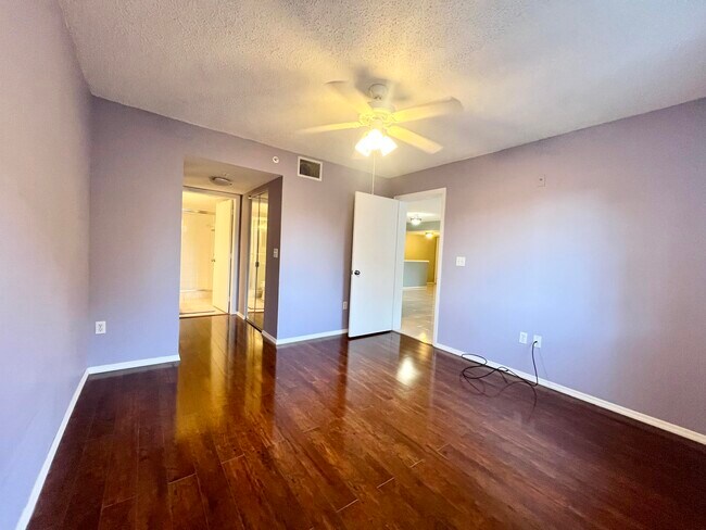 Building Photo - 1100 Crestwood Ct S