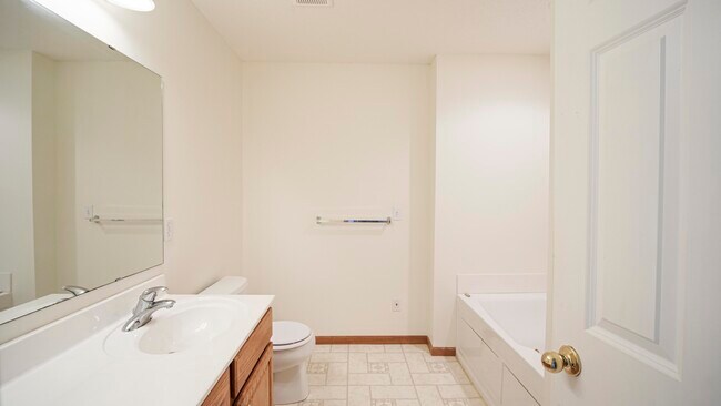 Building Photo - 15250 Florist Cir