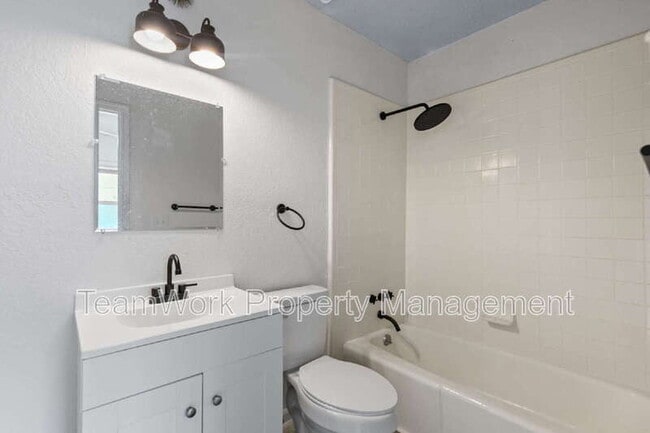 Building Photo - 3101 Azalea Dr