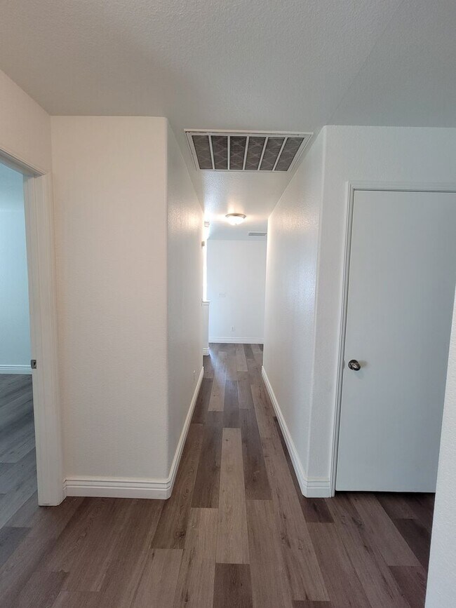 Building Photo - 4 Bedroom 2 Bathroom Home Close to Shopping and Restaurants!!