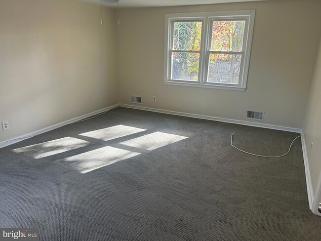 Building Photo - 3013 Nash Pl SE