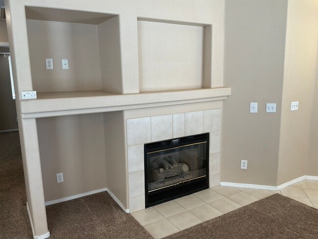 Building Photo - Single Story 3 bedrooms 2 bathrooms 2 car garage