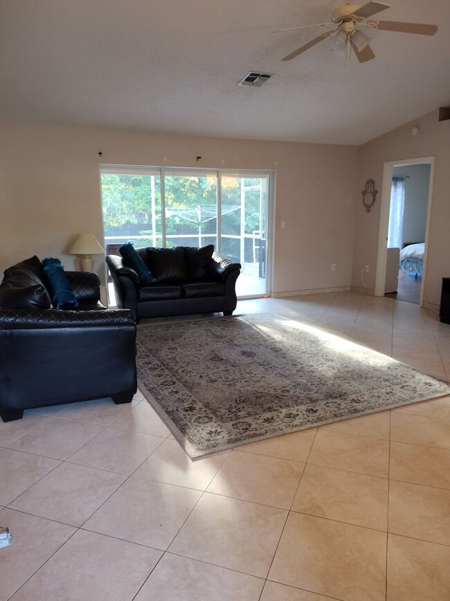 Building Photo - 3 Bedroom 2 Bath House 2 car garage with Large screened in porch! Tenant occupied till March 31st