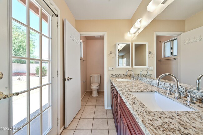 Building Photo - 6830 E Paradise Ln