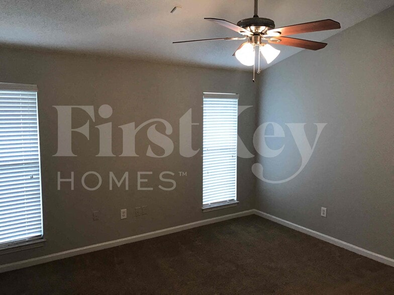 Building Photo - 7800 Parkview Cir E