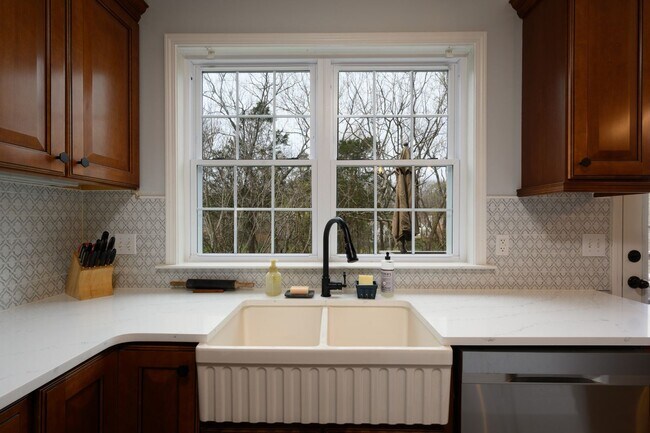 Building Photo - **UPDATED BRENTWOOD HOME THAT DOESN'T FEEL LIKE A RENTAL**