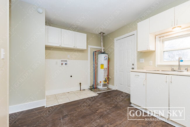 Building Photo - 628 W Memorial Dr