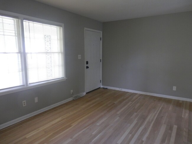 Building Photo - Great 2 Bedroom Duplex In SW Columbia!