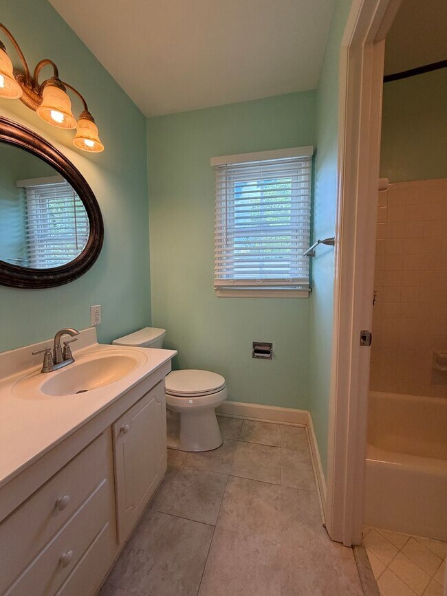 Building Photo - End unit townhouse in South Park