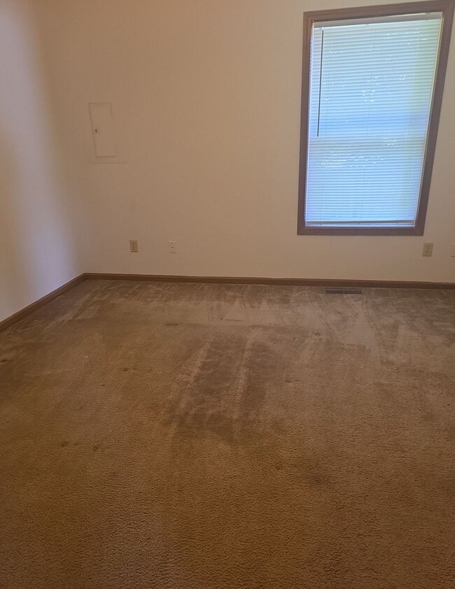 Building Photo - Great 3 Bed 2 Bath Duplex w/ attached 2 car garage!