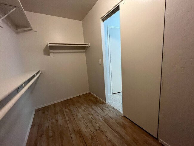 Building Photo - 2 BEDROOM PLUS DEN NEAR ARROWHEAD SHOPS