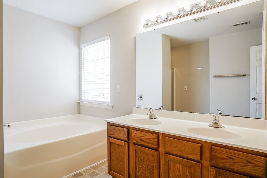 Building Photo - 840 Red Oak Tree Dr
